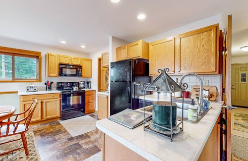 Eagle River House | Conveniently-located in Downtown, with WIFI, W/D, near Lakes & Trails