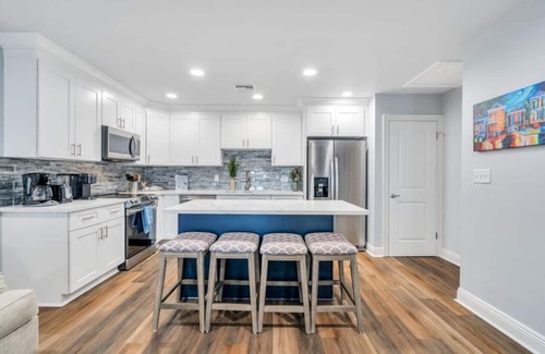 Metairie Apartment | Conveniently Located Contemporary 6 Bed/6 Bath 15 Min to Downtown