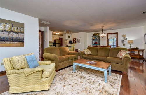 Ozark House | Conveniently located charming carriage house in historic neighborhood.