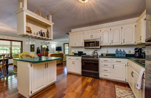 Ozark House | Conveniently located charming carriage house in historic neighborhood.