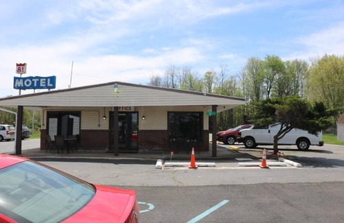 Dalton Hotel | Conveniently located right off highway 81 on 4.5 acres of pure Serenity.n