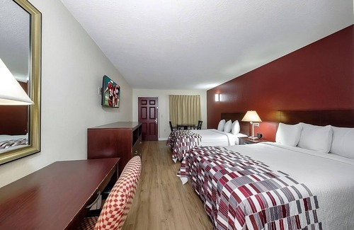 Ellenton Hotel | Conveniently To Excellent Transportation! Pet-friendly, Outdoor Pool, Parking!