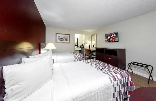 Ellenton Hotel | Conveniently To Excellent Transportation! Pet-friendly, Outdoor Pool, Parking!