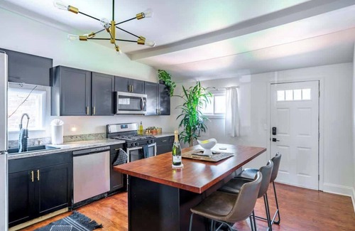 Italian Village House | Convention – Parking Free – Short North - King Bed
