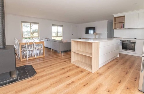 Borenore House | Cooinda Cottage - Farm Stay in Borenore Country