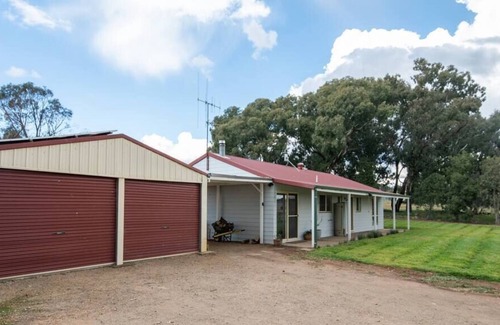 Borenore House | Cooinda Cottage - Farm Stay in Borenore Country