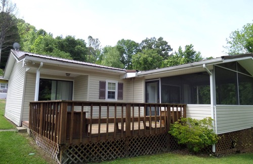 Baxter Cabin | Cookeville-Center Hill-FAMILY or FISHING Vacation-SLEEPS 8-Lake Access-NICE