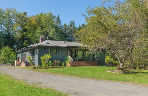 East Meredith House | Cool & Comfy Escape | Family Fun Awaits | Close to the Action