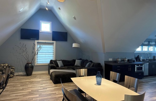 Dallas Apartment | Coolest home away from home! Super cozy, modern, and comfy!