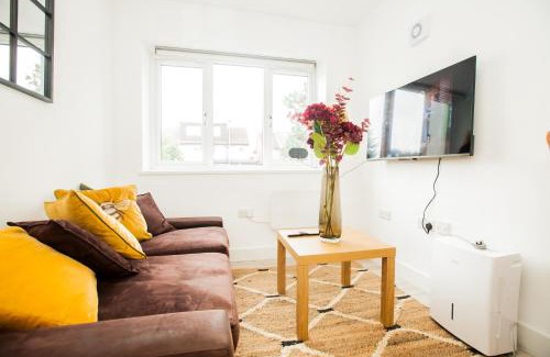 Coombe Hill Apartment | Coombe Hill 2 bedroom House & Parking