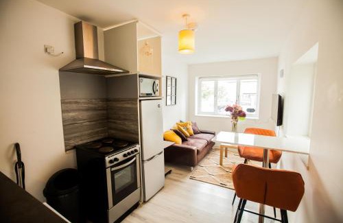 Coombe Hill Apartment | Coombe Hill 2 bedroom House & Parking