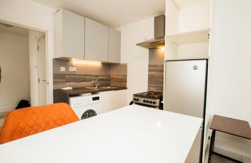Coombe Hill Apartment | Coombe Hill 2 bedroom House & Parking