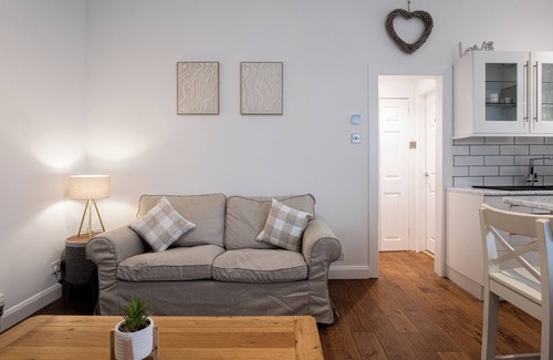 Markinch Apartment | Coopers Croft - 1 Bed Apt, Sleeps 2 with Parking