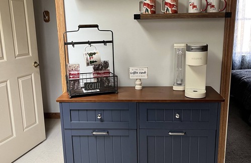 Grayling House | Copper Fox Cottage is cozy and welcoming, near trails and Manistee River.