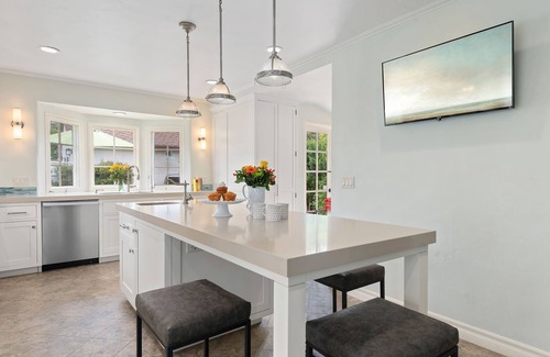 Montecito House | Coral Cottage- Just minutes away from Butterfly Beach & Montecito's Lower Village!