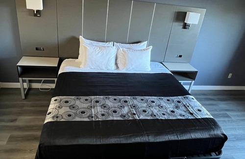 Eagan Hotel | Coratel Inn and Suites By Jasper Eagan - Standard 1 King Bed Non Smoking