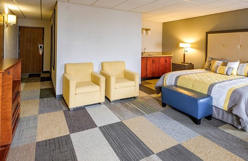 Fairfield Hotel | Coratel Inn by Jasper Iowa Fairfield - Deluxe 1 King Suites with Sofa Bed NS