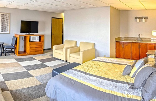 Jefferson County Hotel | Coratel Inn by Jasper Iowa Fairfield - Comfort 1 King Suites with Sofa Bed NS