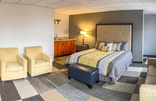 Jefferson County Hotel | Coratel Inn by Jasper Iowa Fairfield - Comfort 1 King Suites with Sofa Bed NS