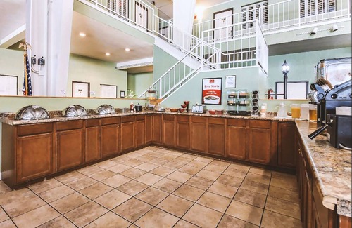 McCook House | Coratel Inn & Suites By Jasper McCook - 1 King Bed NS
