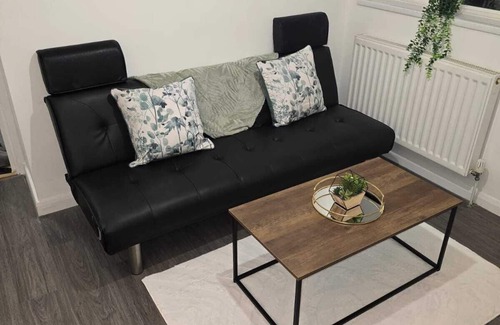 Corby Apartment | Corby City Centre -2 Bedrooms with sofa bed ideal for contractors & families