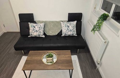 Corby Apartment | Corby City Centre -2 Bedrooms with sofa bed ideal for contractors & families