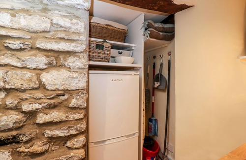 Malmesbury Cottage | CORNER COTTAGE, character holiday cottage in Malmesbury