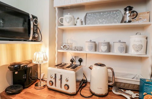 Malmesbury Cottage | CORNER COTTAGE, character holiday cottage in Malmesbury