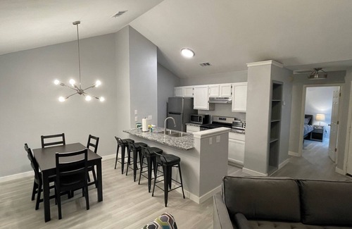 Copperfield House | Corporate Duplex #A - fully remodeled & Furnished