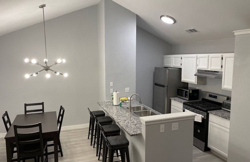 Copperfield House | Corporate Duplex #A - fully remodeled & Furnished