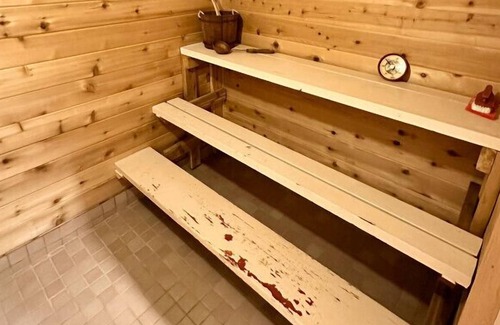 Virginia House | Corporate Housing I Mid-Term Stay I Sauna