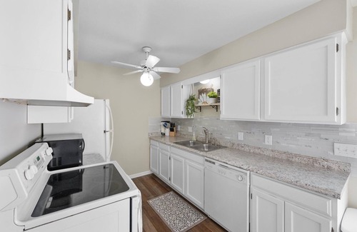 Southwyck House | Corporate Housing Townhouse Cozy yet spacious with finished basement.