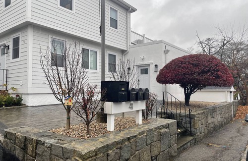 Cos Cob Apartment | Cos Cob Flat - Clean, centrally located, dining, shopping close to transit