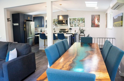 Hacienda House | Cosmo Retreat:FUN & Stylish Retreat in Redwoods! BocceBall! HtTb/Pup/WiFi/AC/