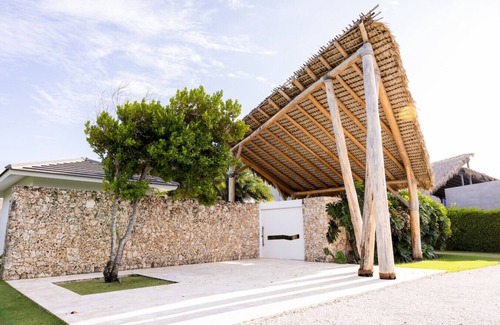 Punta Cana Villa | Costa Azul: Oceanfront villa w/private beach, pool, pickleball, jacuzzi & full staff