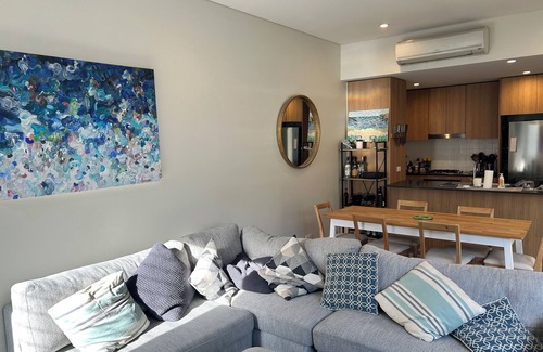 Manly Vale Apartment | Cosy 2 bed 2 bathroom, sunny apartment in the heart of Manly Vale. Car available