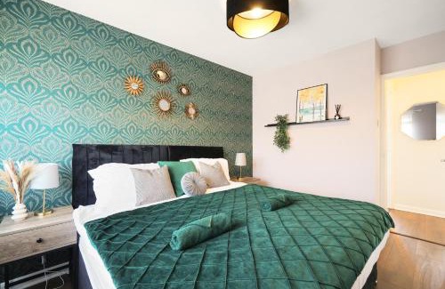 Aylesbury House | Cosy 2BR Home in Aylesbury, Parking, Work & Leisure Friendly