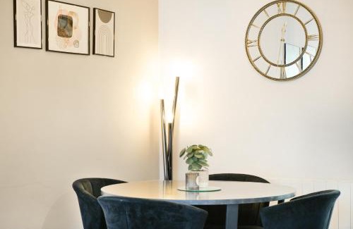Aylesbury House | Cosy 2BR Home in Aylesbury, Parking, Work & Leisure Friendly