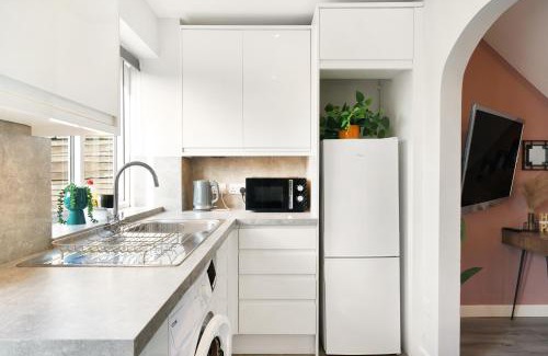 Aylesbury House | Cosy 2BR Home in Aylesbury, Parking, Work & Leisure Friendly