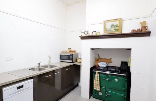 Tenterfield House | Cosy 3-Bed Home with Fireplace & Outdoor BBQ