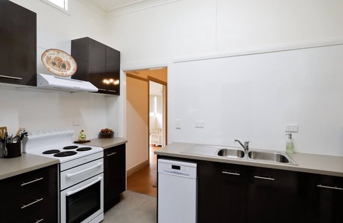 Tenterfield House | Cosy 3-Bed Home with Fireplace & Outdoor BBQ
