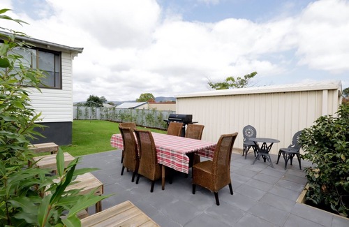 Tenterfield House | Cosy 3-Bed Home with Fireplace & Outdoor BBQ