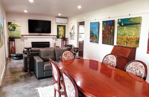Barrabool Cottage | Cosy 3 bedroom cottage with indoor fireplace