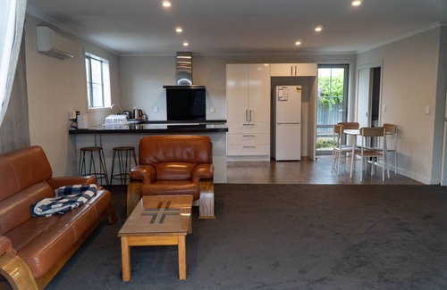 Lowburn House | Cosy 3-bedroom Cottage with short walk to the lake