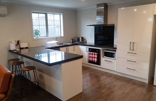 Lowburn House | Cosy 3-bedroom Cottage with short walk to the lake