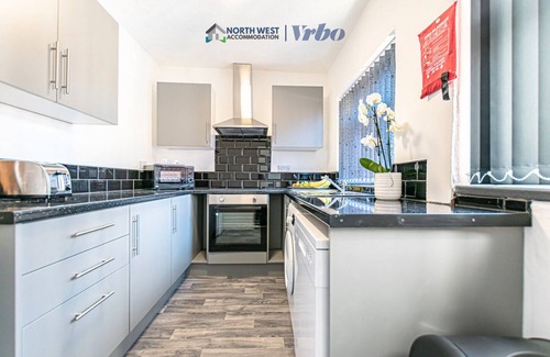 Leigh House | Cosy 3 Bedroom House in Leigh | Free WiFi & Parking | Long Stays Welcome