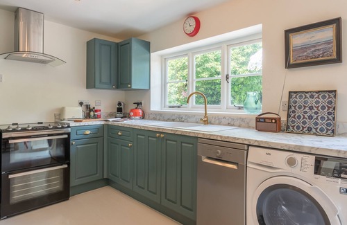 Alton Barnes Cottage | Cosy 3 Bedroom Thatched Cottage in the Pewsey Vale