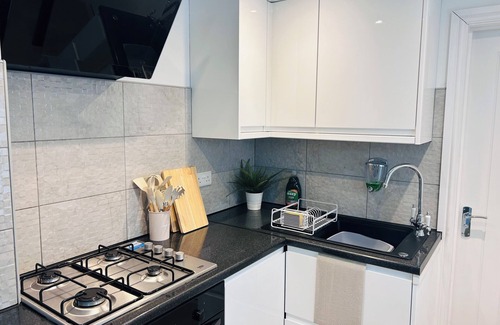 Winshill House | Cosy 3 Riverside home- Sleeps 5- Local to Burton Town, EastMids Airport & Parks!