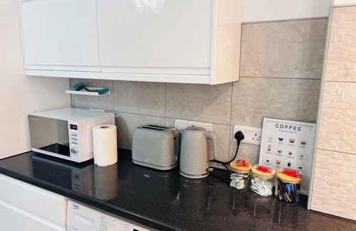 Winshill House | Cosy 3 Riverside home- Sleeps 5- Local to Burton Town, EastMids Airport & Parks!