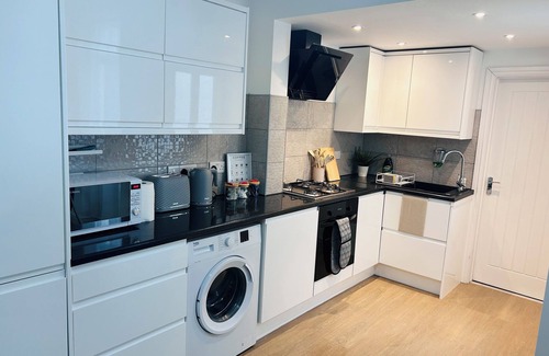 Winshill House | Cosy 3 Riverside home- Sleeps 5- Local to Burton Town, EastMids Airport & Parks!